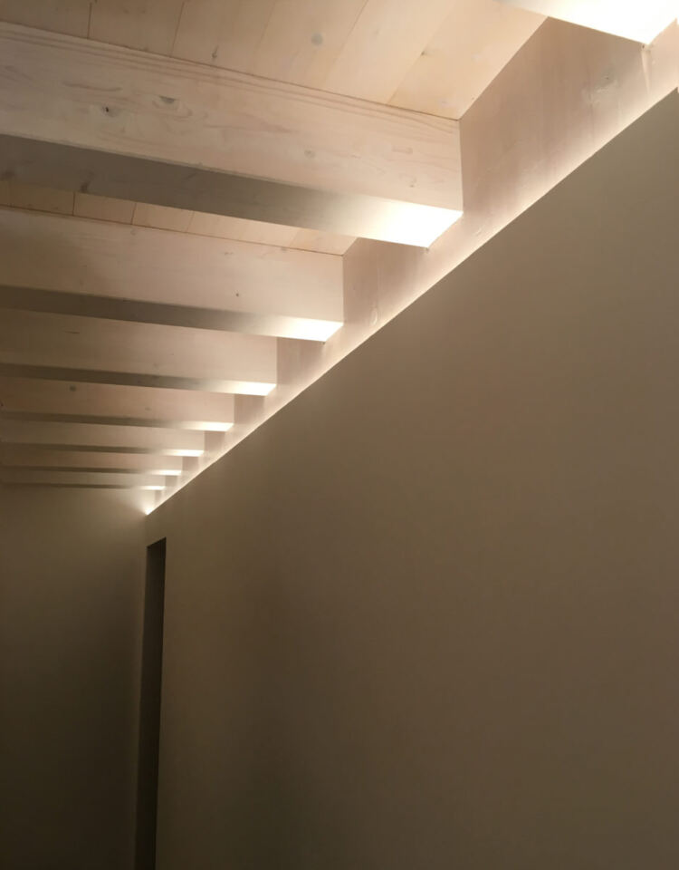 Canale con strip led illuminanate il soffitto in legno