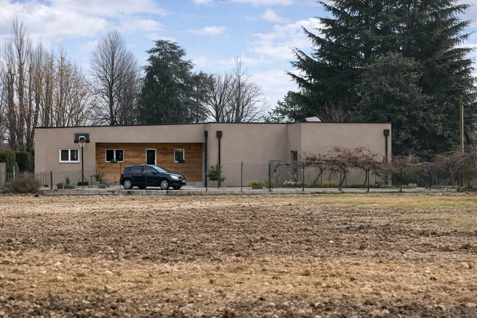 Vista esterna casa in legno con tetto piano