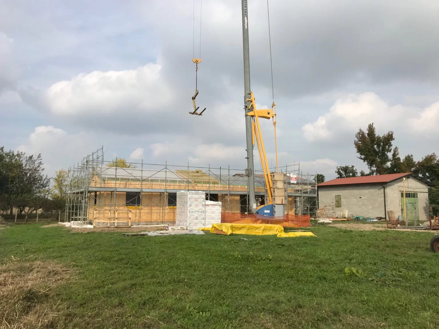 Una casa in legno in costruzione