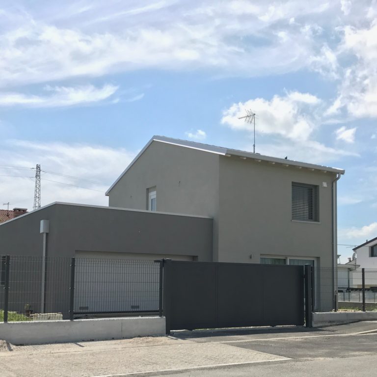 Una casa in legno a due piani