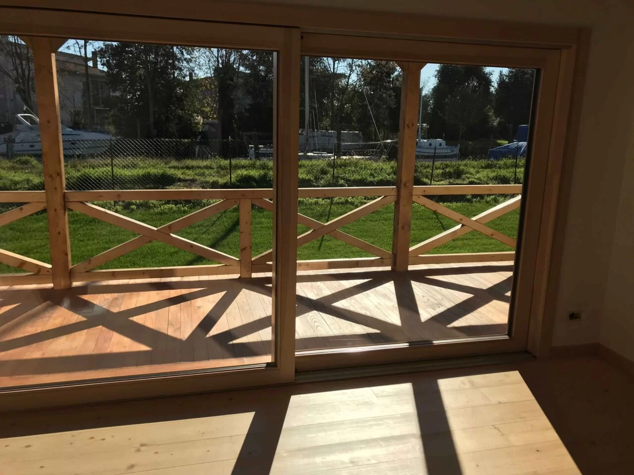 Casa in legno con vista sull'acqua della laguna