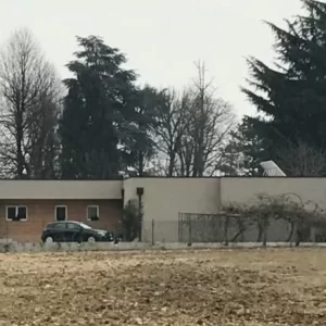 Casa in legno contemporanea con tetto piano