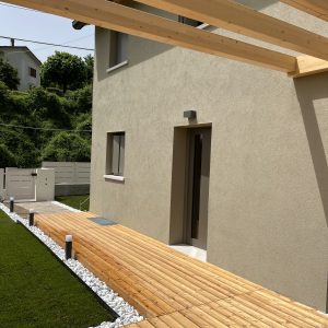 Un casa in legno ben inserita nelle colline venete