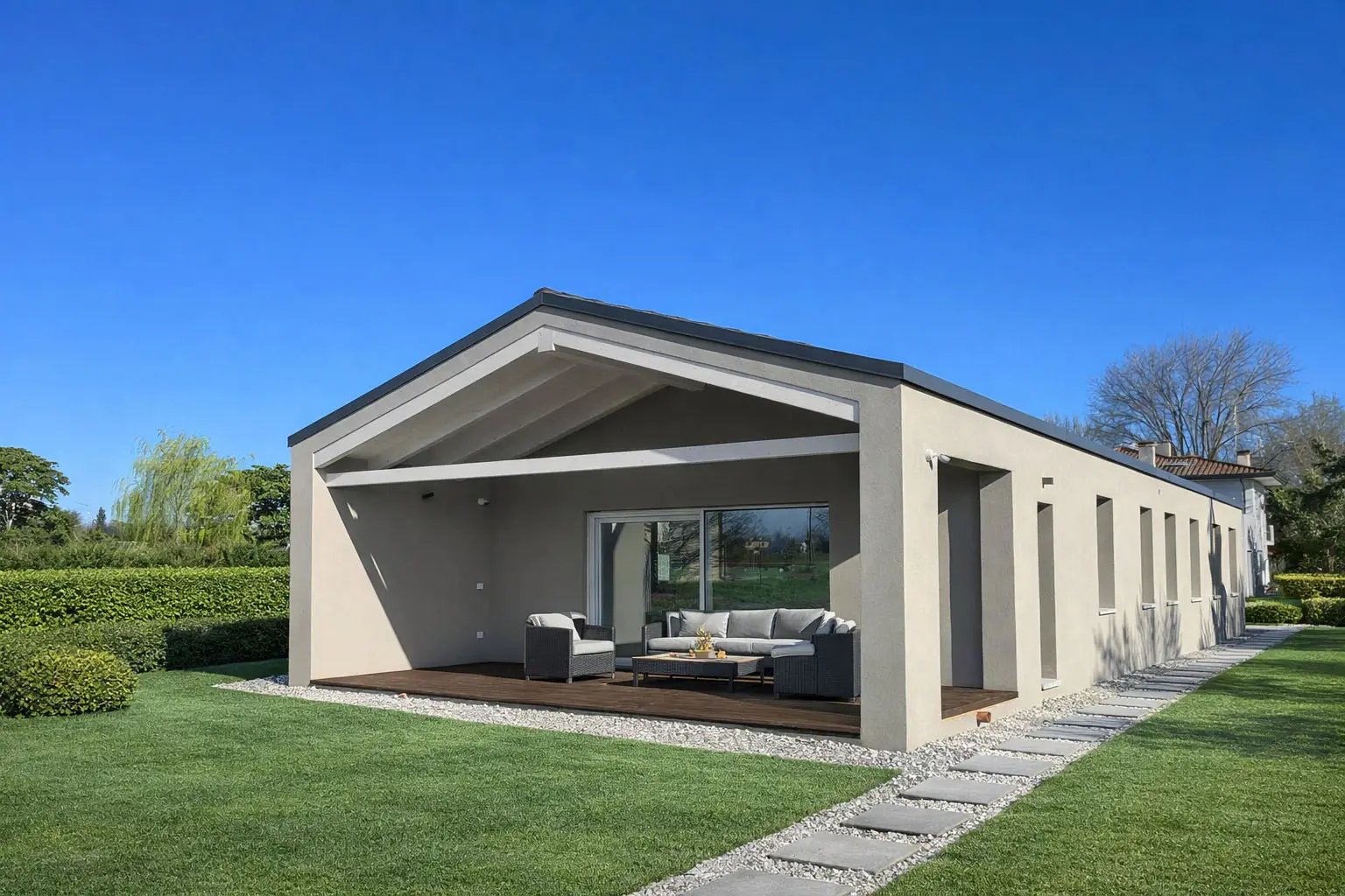 Vista laterale casa con portico