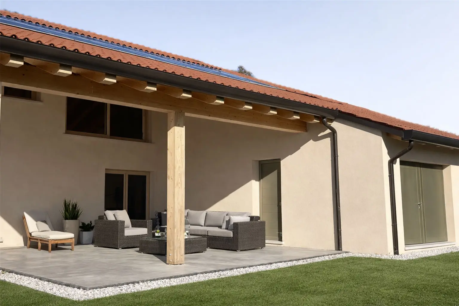 Vista laterale portico casa in legno stile tradizionale