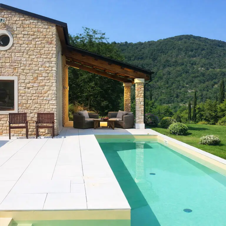 Casa in legno con finitura in pietra