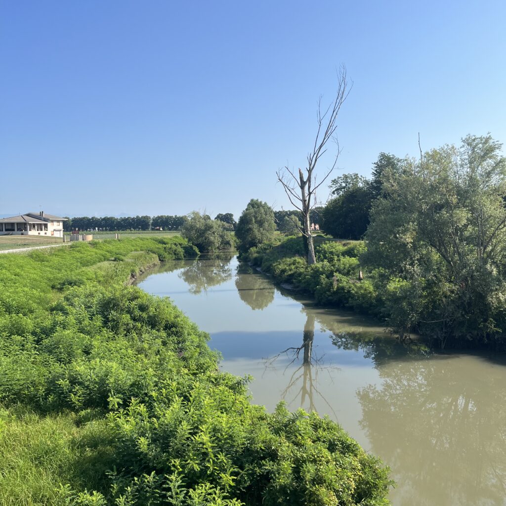 Il canale nella campagna veneta
